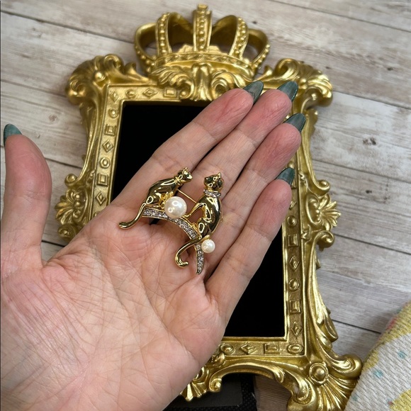 Elegant Gold Cat Brooch with Pearls and Green Eyes - Picture 6 of 6